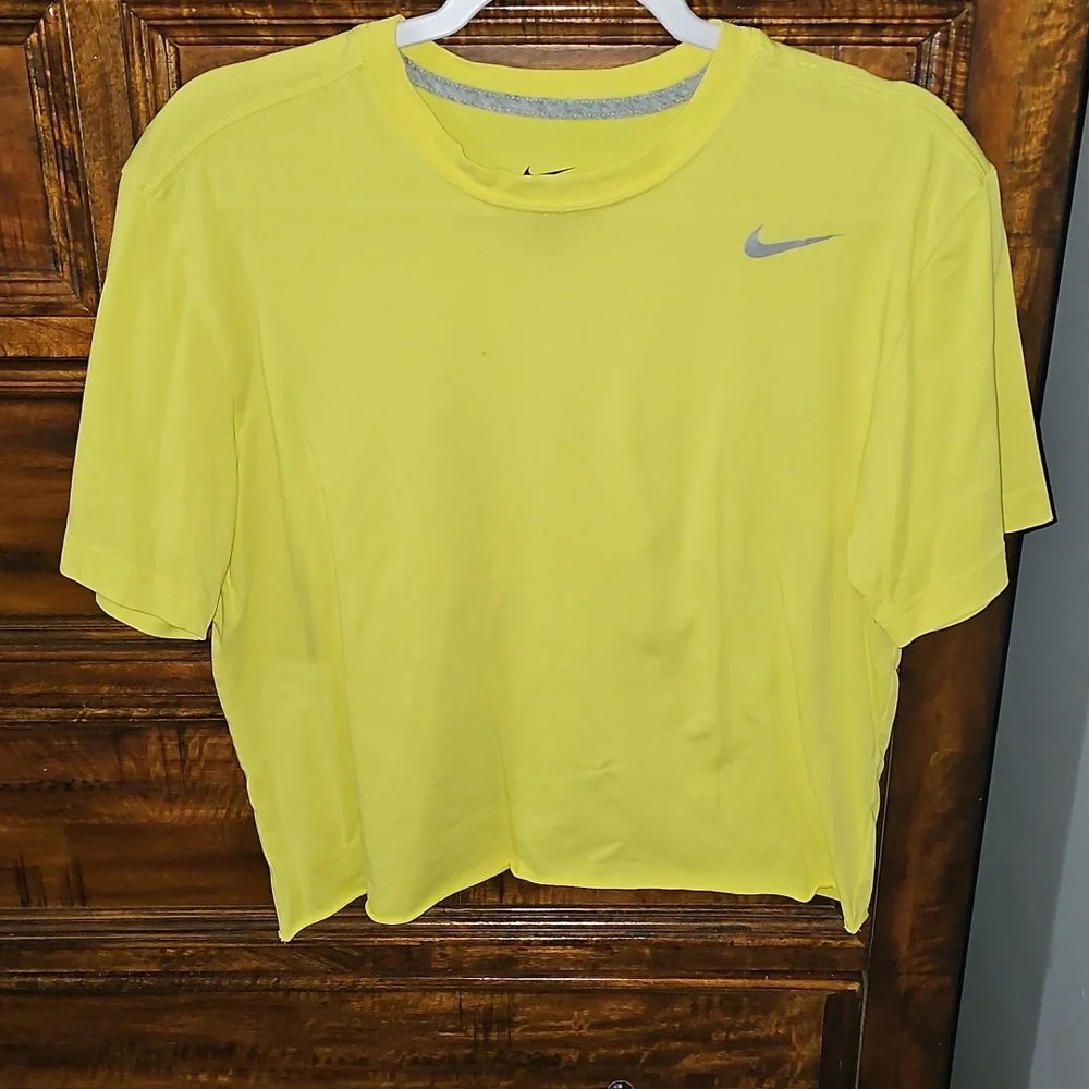 Nike Womens Pre Owned Tshirt! Medium. Yellow And Gray